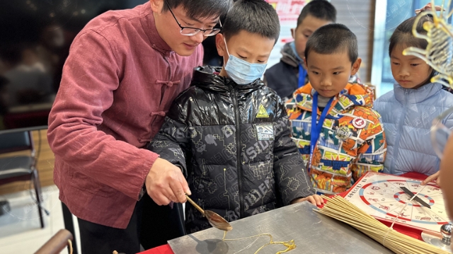 視頻|“好甜的年味兒！”江海小記者體驗巧手做糖畫